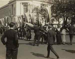1918 Low Res Oct Police seize banners Senate Office c Everett shutterstock_242817049