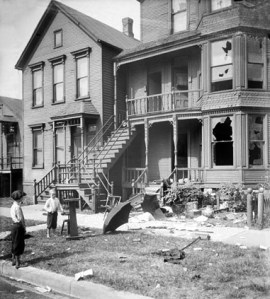 wiki-chicago_race_riot_house_with_broken_windows_and_debris_in_front_yard